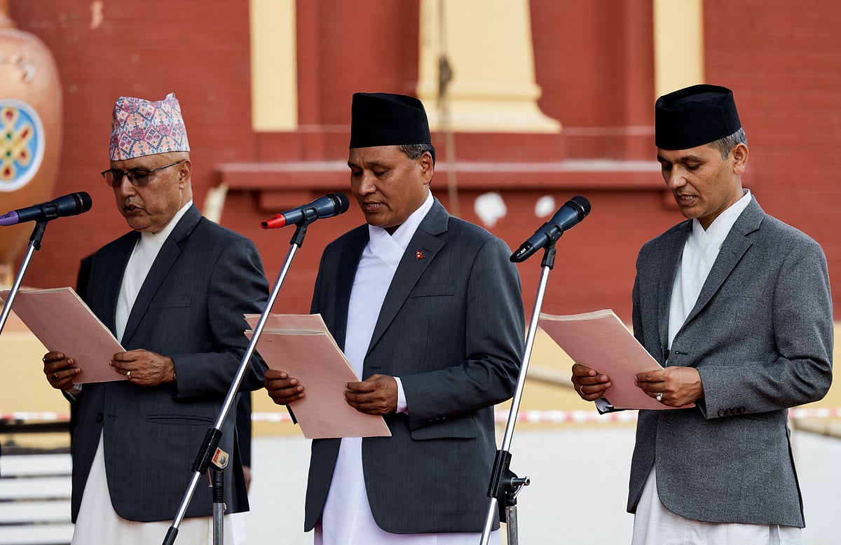 মন্ত্রী হিসেবে শপথ নিচ্ছেন ডান থেকে কুলমান ঘিসিং, ওম প্রকাশ আর্যাল ও রমেশ্বর খানাল। ১৫ সেপ্টেম্বর