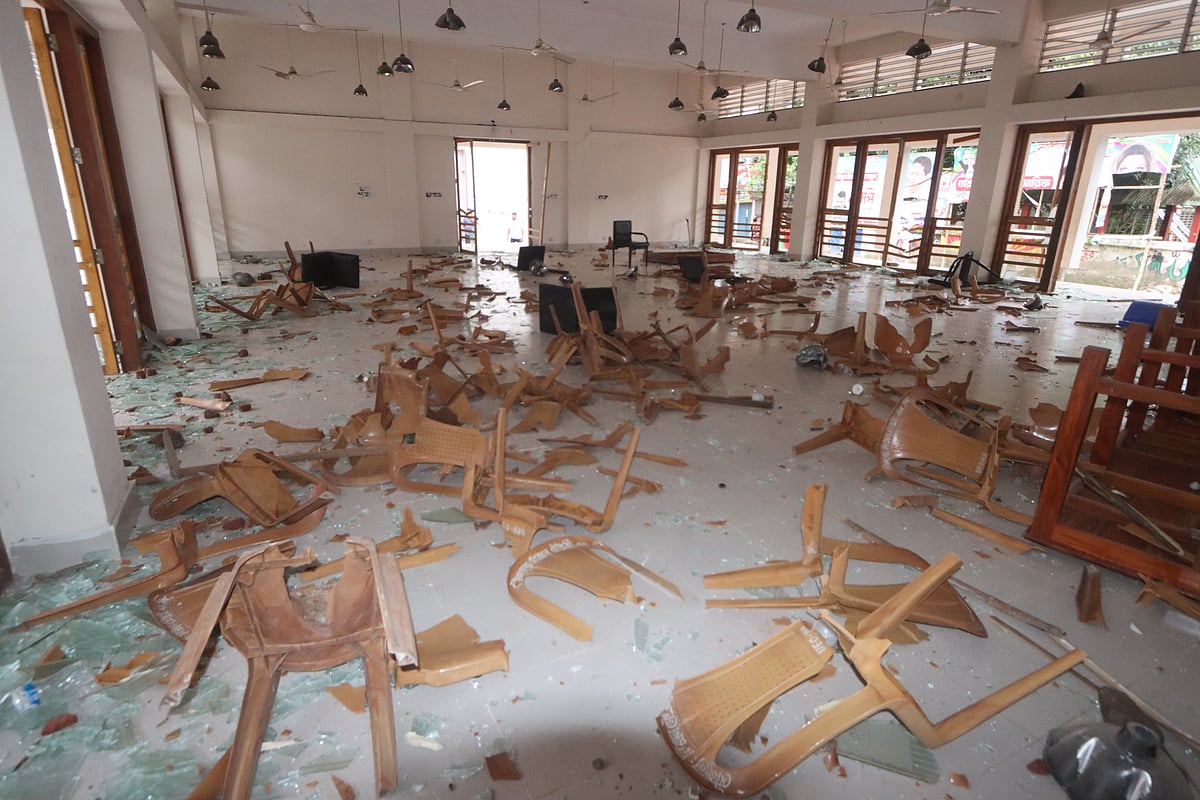 ফরিদপুরের ভাঙ্গা উপজেলা পরিষদ মিলনায়তনের চেয়ার-টেবিল, শোকেস ভেঙে গুঁড়িয়ে দেওয়া হয়েছে, ভাঙচুর হয়েছে জানালার কাচ। আজ সোমবার বেলা তিনটার দিকে তোলা