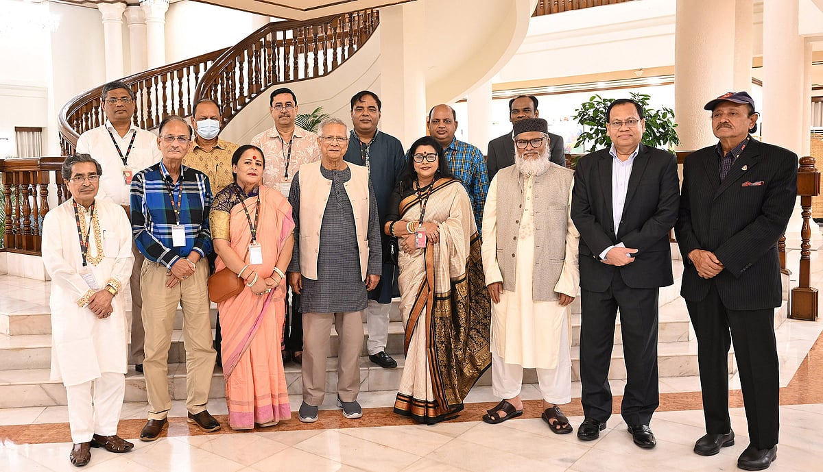 আসন্ন দুর্গাপূজা উপলক্ষে প্রধান উপদেষ্টা অধ্যাপক মুহাম্মদ ইউনূস রাষ্ট্রীয় অতিথি ভবন যমুনায় সনাতন ধর্মাবলম্বী নেতাদের সঙ্গে শুভেচ্ছা বিনিময় শেষ ফটোসেশনে অংশ নেন। ১৫ সেপ্টেম্বর