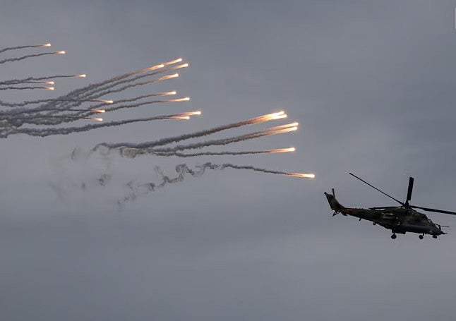 ‘জাপাদ-২০২৫’ সামরিক মহড়ায় বেলারুশের একটি এমইই–৩৫ হেলিকপ্টার। আজ সোমবার দেশটির বোরিসভ শহরের কাছে