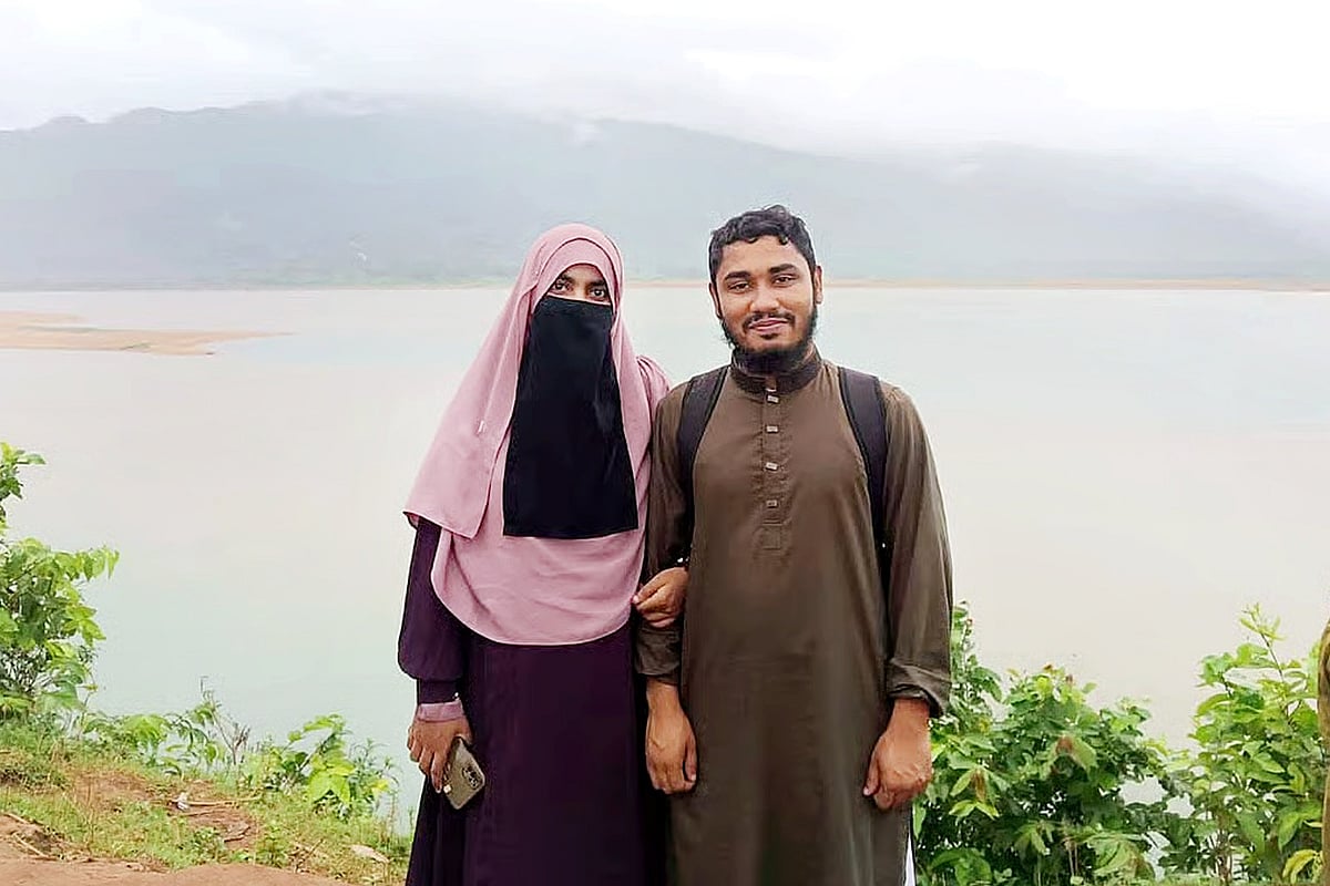 জাকসু নির্বাচনে বিজয়ী তারিকুল ইসলাম ও নিগার সুলতানা দম্পতি। তরিকুল জিতেছেন কার্যকরী সদস্য পদে। নিগার জিতেছেন সহসমাজসেবা ও মানবসেবা উন্নয়ন সম্পাদক পদে