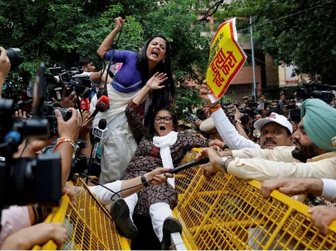 বিহার রাজ্যে নির্বাচন কমিশনের বিতর্কিত ভোটার তালিকা যাচাই–বাছাই নিয়ে নয়াদিল্লিতে গত মাসে বিরোধী সংসদ সদস্যদের বিক্ষোভ