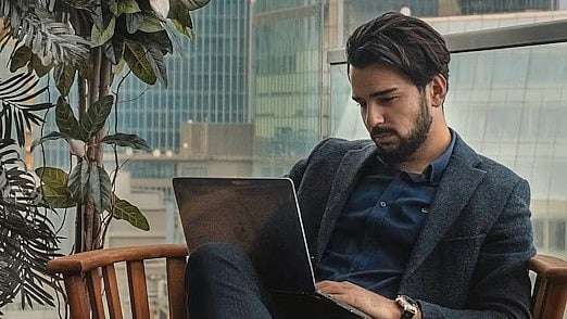 প্রকৃত ধনী ব্যক্তিরা অন্যদের থেকে আলাদা হন মূলত তাঁদের চিন্তাভাবনা, অভ্যাস আর অর্থ ব্যবহারের কৌশল দিয়ে