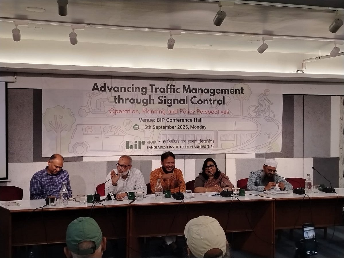 ‘অ্যাডভান্সিং ট্রাফিক ম্যানেজমেন্ট থ্রু সিগন্যাল কন্ট্রোল: অপারেশন, প্ল্যানিং অ্যান্ড পলিসি পারসপেকটিভস’ শীর্ষক সেমিনারটি আয়োজন করে বিআইপি। ঢাকা, ১৫ সেপ্টেম্বর