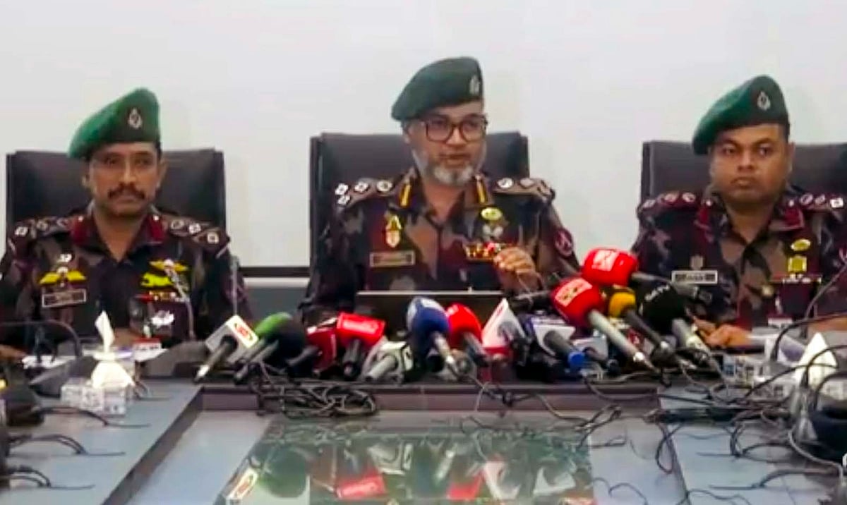 সংবাদ সন্মেলনে সীমান্ত পরিস্থিতি নিয়ে বিভিন্ন তথ্য তুলে ধরেন কক্সবাজারের রামু বিজিবি সেক্টরের সেক্টর কমান্ডার কর্নেল মো. মহিউদ্দিন আহমেদ। আজ দুপুরে