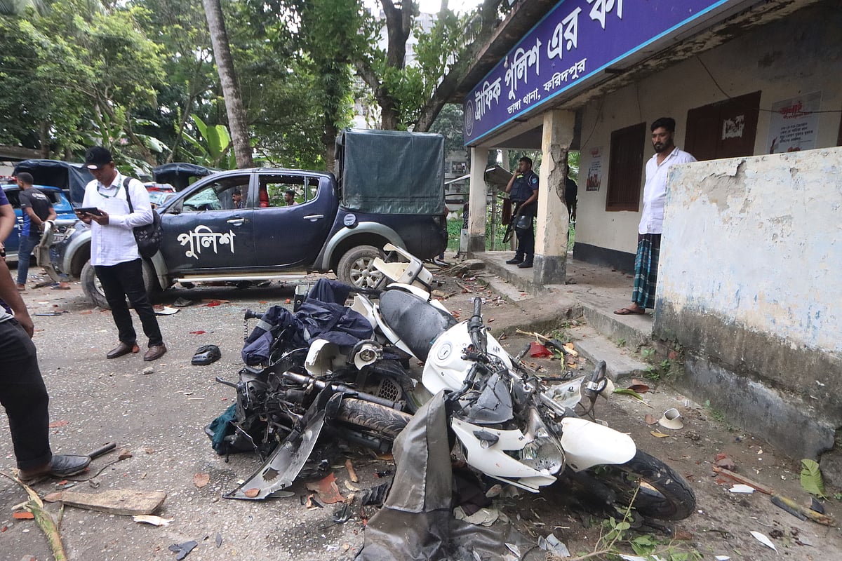 বিক্ষুব্ধ জনতা ভাঙ্গা থানা প্রাঙ্গণে হামলা চালিয়ে ভাঙচুর করেছেন। আজ সোমবার বেলা তিনটার দিকে তোলা
