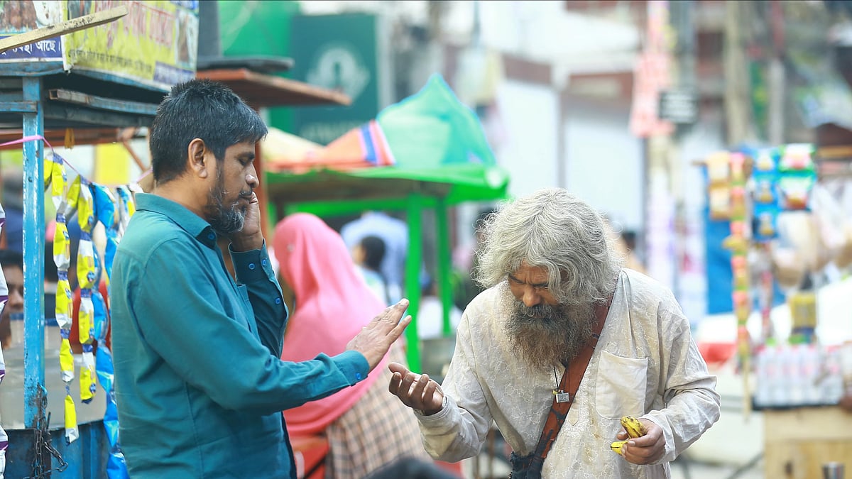 শুটিংয়ে ভিক্ষা চাওয়ার একটি দৃশ্যে। ছবি: পরিচালকের সৌজন্যে