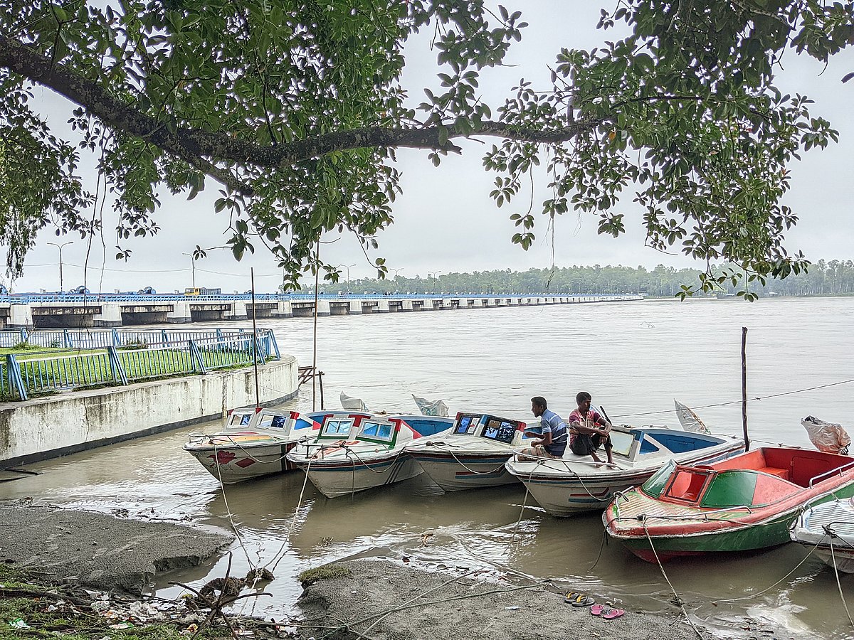 ভারী বর্ষণ ও উজানের পাহাড়ি ঢলে বেড়েছে তিস্তা নদীর পানি। সম্প্রতি তিস্তা ব্যারাজ এলাকায়
