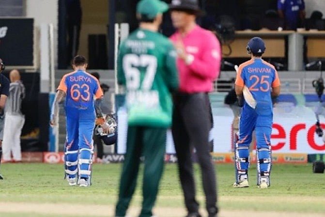 ম্যাচ শেষে পাকিস্তানিদের সঙ্গে হাত না মিলিয়েই মাঠ ছাড়েন ভারতের সূর্যকুমার যাদব ও শিবম দুবে