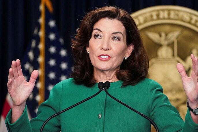 নিউইয়র্ক অঙ্গরাজ্যের ডেমোক্র্যাট গভর্নর ক্যাথি হোকৌ