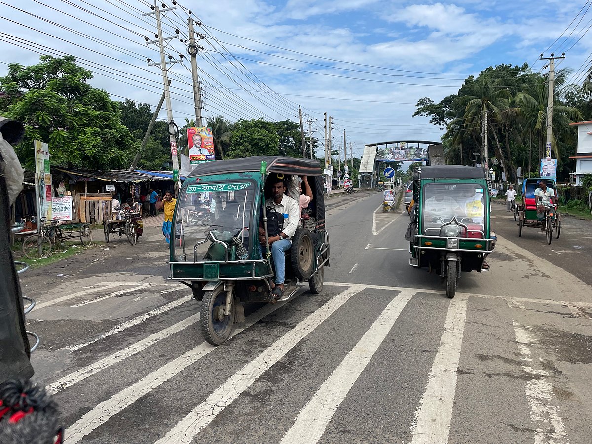 বাগেরহাটে চলমান হরতালের আওতামুক্ত থাকায় মহাসড়কে চলাচল করছে ভ্যান রিকশা, ইজিবাইক ও মোটরসাইকেল। এতে জনদুর্ভোগ কিছুটা কমেছে। আজ সকাল সোয়া ১০টার দিকে জেলা প্রশাসকের কার্যালয়ের সামনে খুলনা-বাগেরহাট মহাসড়কে