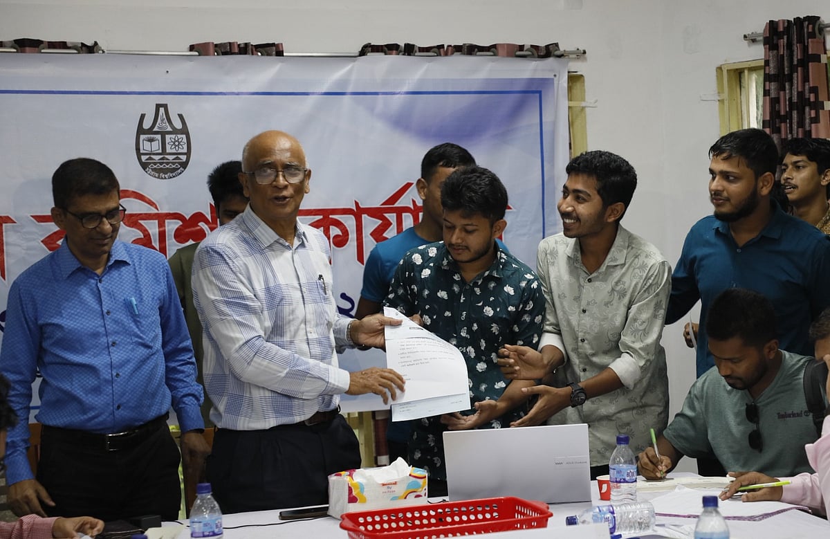 চাকসু নির্বাচনের মনোনয়নপত্র নেওয়ার শেষ দিন আজ।  বড় সংগঠনগুলো আজ দুপুর পর্যন্ত মনোনয়নপত্র না নিলেও স্বতন্ত্র অনেকেই মনোনয়ন নিচ্ছেন। আজ বেলা ১২টায় নির্বাচন কমিশনারের কার্যালয়ে