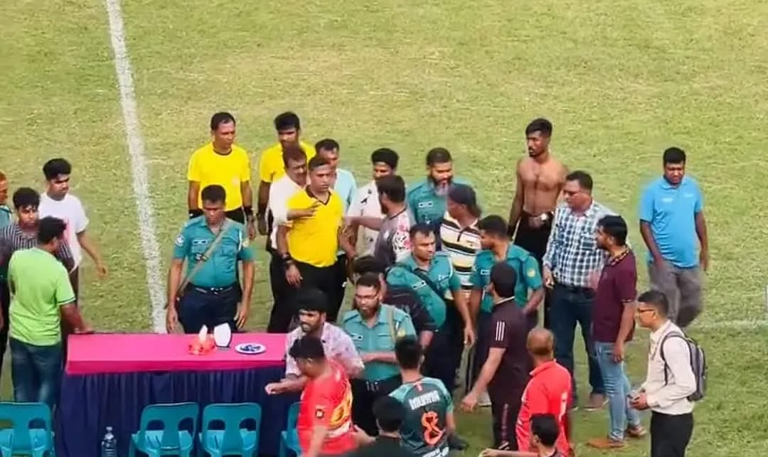 ১০ সেপ্টেম্বর বগুড়া জেলার বিপক্ষে ম্যাচ চলাকালে রাজশাহীর খেলোয়াড়, কর্মকর্তা ও দর্শকেরা রেফারি ও সহকারী রেফারির ওপর হামলা চালান