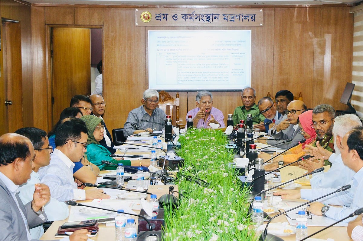 শ্রম ও কর্মসংস্থান মন্ত্রণালয়ে অনুষ্ঠিত বৈঠকে বক্তব্য রাখছেন শ্রম উপদেষ্টা এম সাখাওয়াত হোসেন