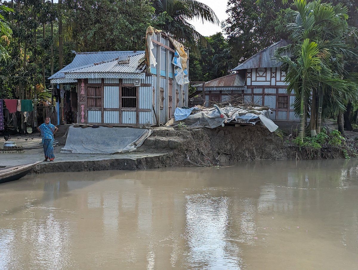ভাঙনের কবল থেকে বসতবাড়িটি রক্ষা করতে পারবেন কি না, তা নিয়ে দুশ্চিন্তায় পড়েছেন হুমায়ুন সরদার ও মারুফা বেগম দম্পতি। সম্প্রতি শরীয়তপুরের গোসাইরহাটের আলওয়ালপুর ইউনিয়নের সিদ্দিক ঢালীকান্দি গ্রামে