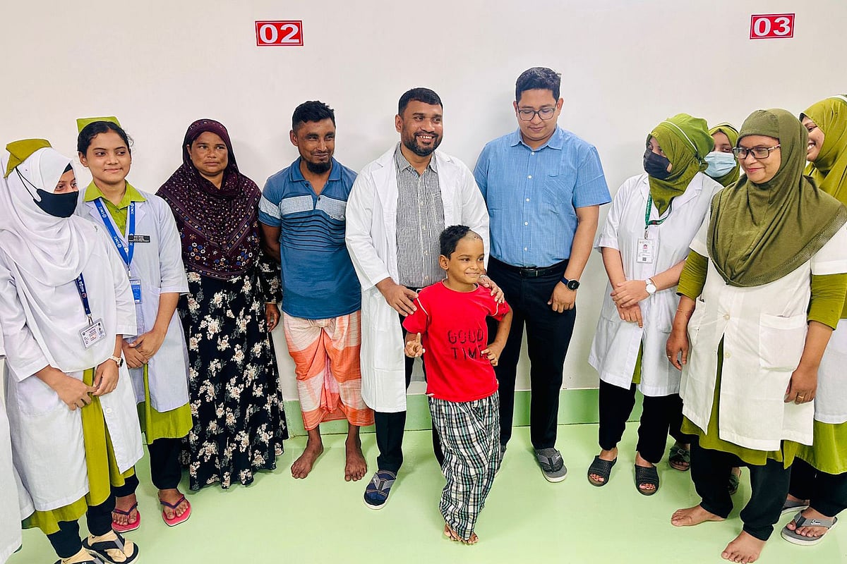 চট্টগ্রাম মেডিকেল কলেজ হাসপাতালের চিকিৎসকদের সঙ্গে আব্দুল্লাহ