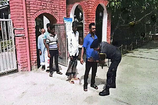 বাগেরহাট জেলা কারাগারে দর্শনার্থীদের তল্লাশি
