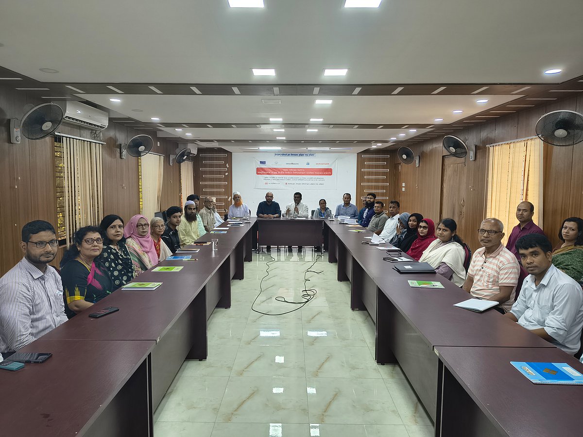 ‘অন্তর্ভুক্তিমূলক ও সুষ্ঠু জাতীয় নির্বাচন নিশ্চিতকরণে নাগরিক সমাজের প্রত্যাশা’ শীর্ষক গোলটেবিল বৈঠকে রাজনৈতিক দল ও নাগরিক সমাজের প্রতিনিধিরা অংশ নেন। আজ মঙ্গলবার সকালে কুড়িগ্রাম সদর উপজেলা অফিসার্স ক্লাব হলরুমে
