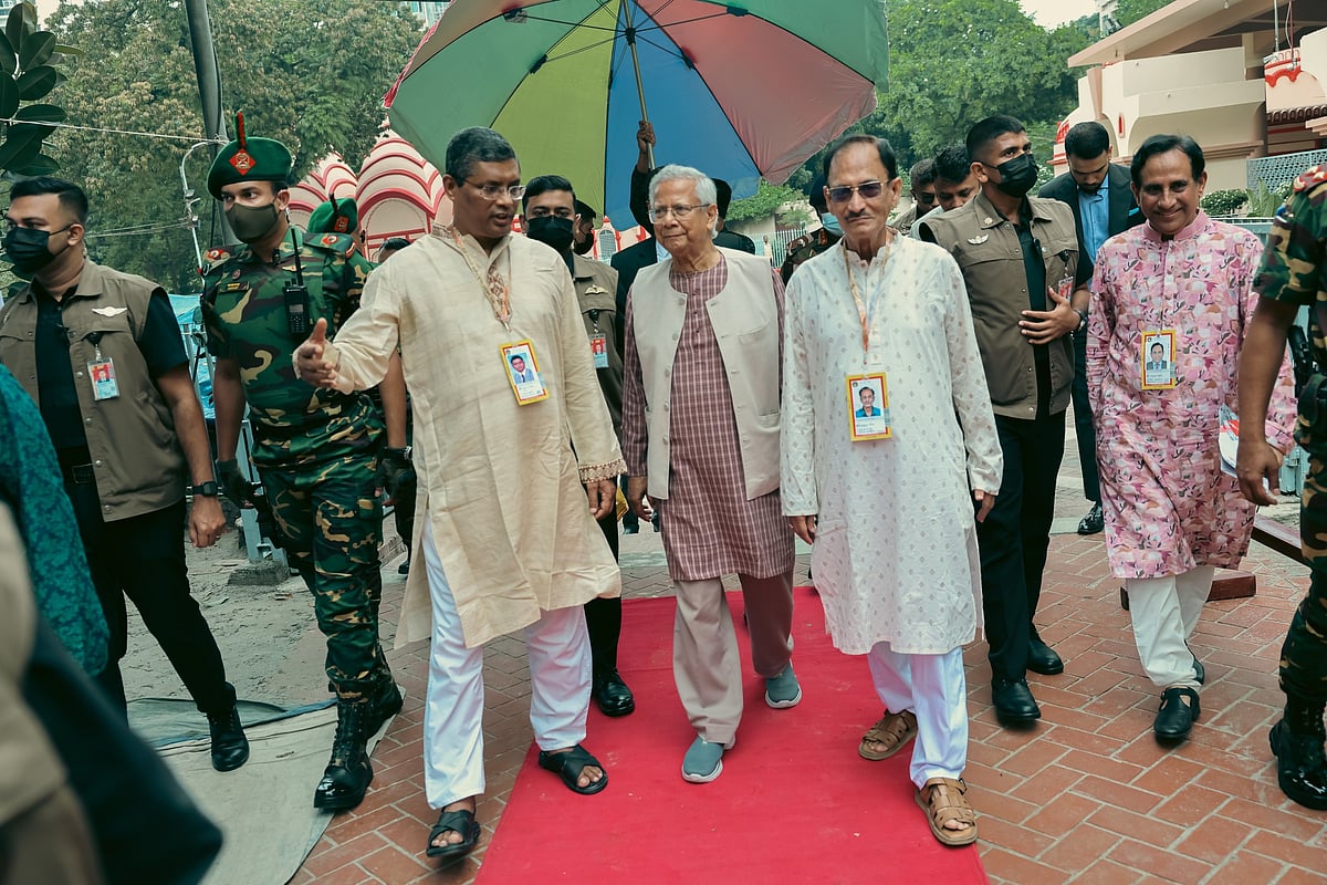 প্রধান উপদেষ্টা অধ্যাপক মুহাম্মদ ইউনূস  আজ মঙ্গলবার বেলা ১১টার দিকে ঢাকেশ্বরী মন্দিরে উপস্থিত হন