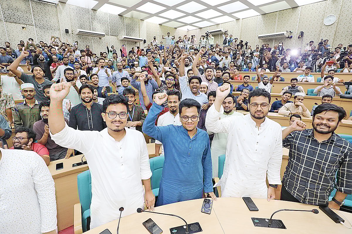 ডাকসু নির্বাচনে শিবিরের অভাবনীয় সাফল্য আগামী জাতীয় নির্বাচন নিয়ে রাজনীতিতে নতুন ভাবনা যুক্ত করেছে