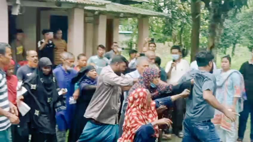 খাগড়াছড়ির পানছড়ি উপজেলার ক্ষুব্ধ গ্রাহকেরা বিদ্যুৎ বিভাগের সহকারী আবাসিক প্রকৌশলী চঞ্চল মিয়াকে ধাওয়া করছেন