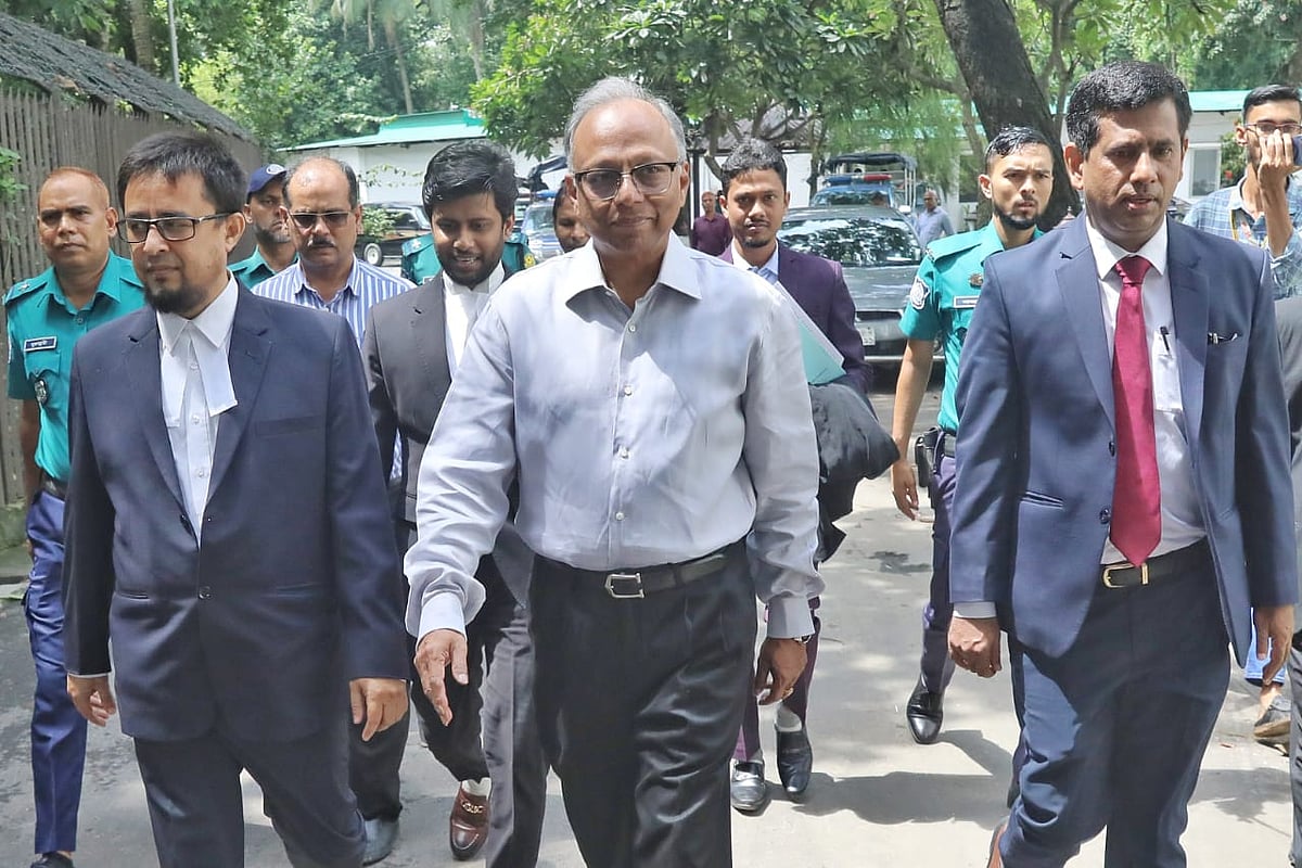 আন্তর্জাতিক অপরাধ ট্রাইব্যুনালে দ্বিতীয় দিনের মতো সাক্ষী হিসেবে জবানবন্দি দিয়েছেন আমার দেশ পত্রিকার সম্পাদক মাহমুদুর রহমান। ছবিটি গতকাল সোমবারের