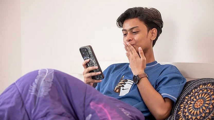 আরেকজনকে পাঠাতে গিয়ে ভুলে যার স্ক্রিনশট তাকেই পাঠিয়ে দেওয়ার মত ভুল অনেকেই করেন