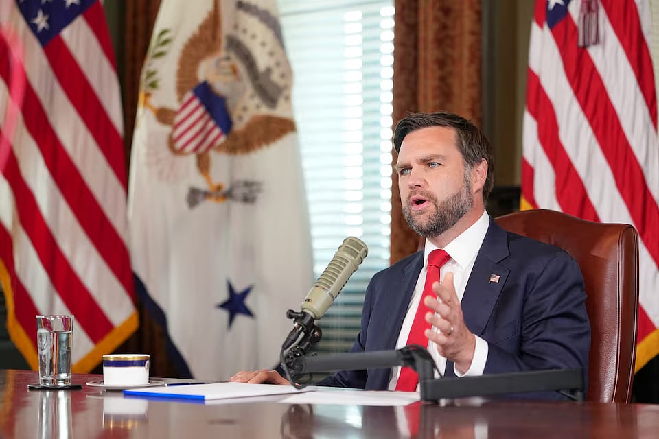 হোয়াইট হাউস থেকে ‘দ্য চার্লি কার্ক শো’-এর একটি পর্ব উপস্থাপন করছেন যুক্তরাষ্ট্রের ভাইস-প্রেসিডেন্ট জেডি ভ্যান্স। ১৫ সেপ্টেম্বর ২০২৫