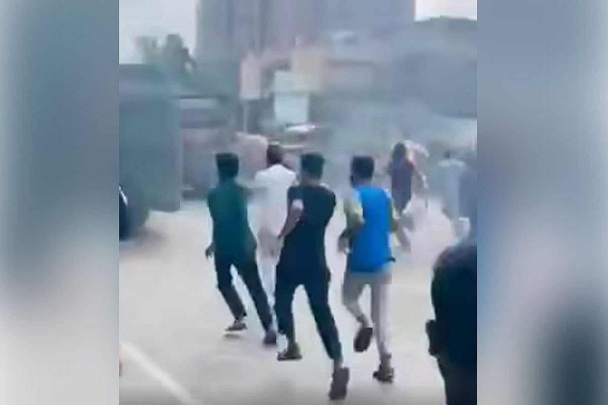 রাজধানীর শ্যামলীতে আজ মঙ্গলবার সকালে ঝটিকা মিছিল করেন কার্যক্রম নিষিদ্ধ থাকা আওয়ামী লীগের নেতা–কর্মীরা