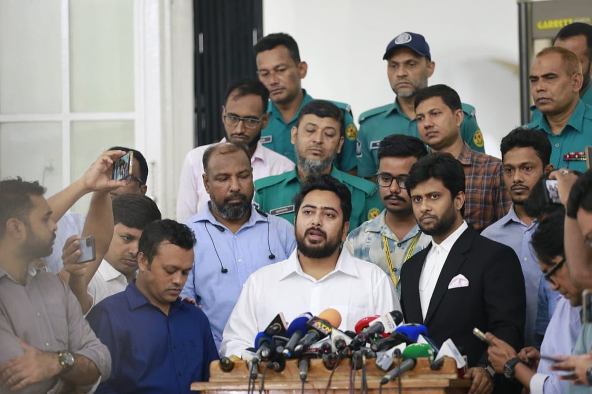 সাংবাদিকদের সঙ্গে কথা বলেন এনসিপির আহ্বায়ক নাহিদ ইসলাম। আন্তর্জাতিক অপরাধ ট্রাইব্যুনাল প্রাঙ্গণ; ১৬ সেপ্টেম্বর