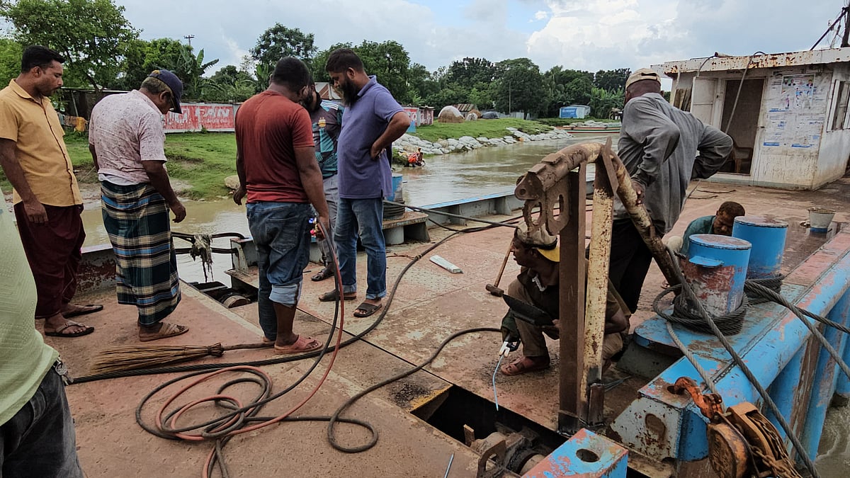 স্রোতে ফেরির ধাক্কায় পন্টুনের কবজা ভেঙ্গে যাওয়ায় ৩ নম্বর ঘাট বন্ধ রয়েছে। ঘাটের পন্টুন মেরামত করা হচ্ছে। আজ মঙ্গলবার দুপুরে