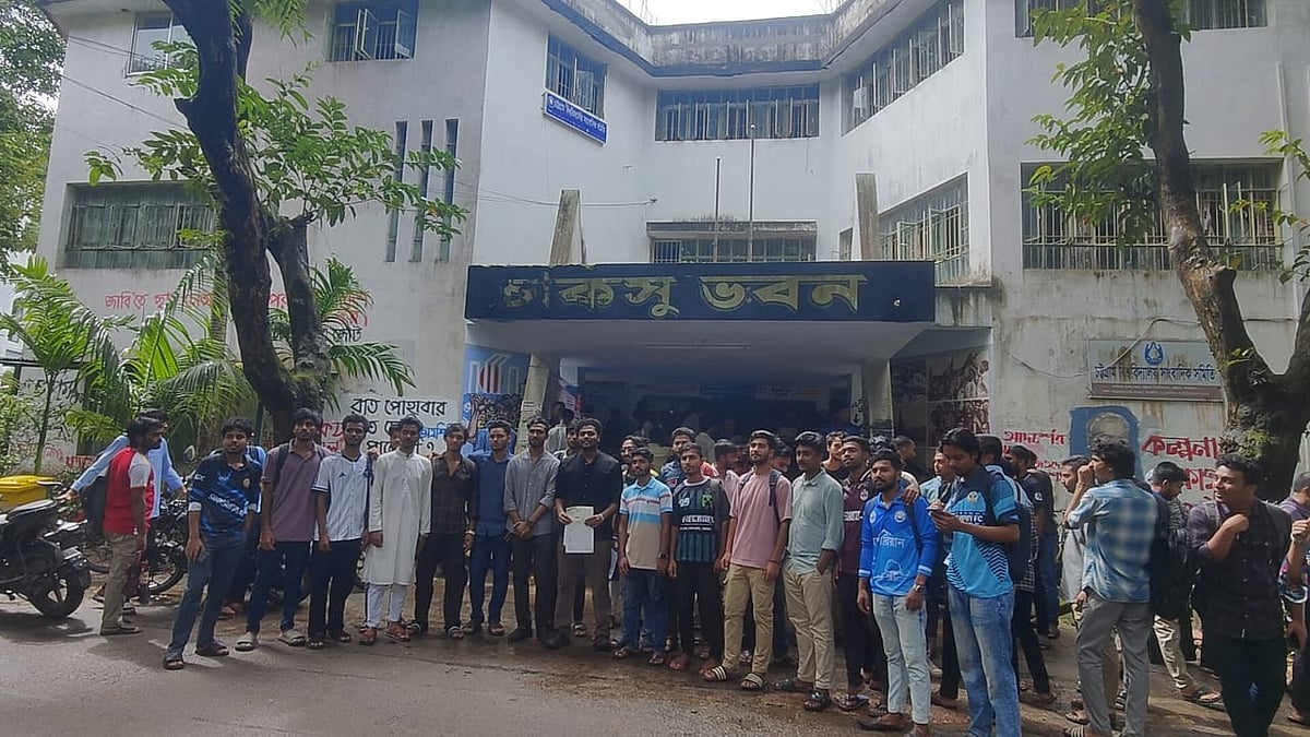 সমর্থকদের পাশে নিয়ে মনোনয়নপত্র হাতে সালমান রহমান। আজ বেলা দেড়টার দিকে চাকসু ভবনের সামনে