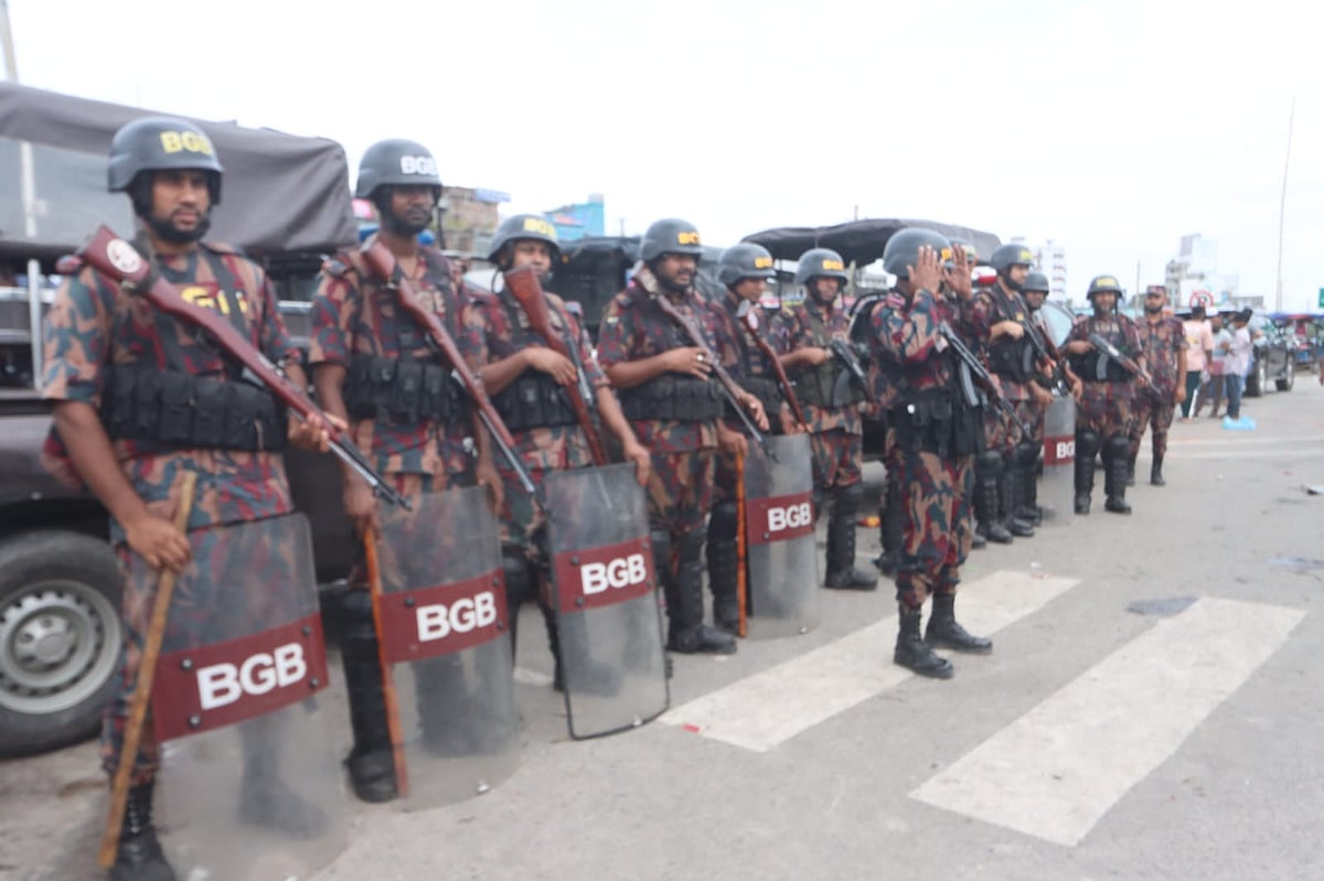 মহাসড়কে যানবাহন চলাচল স্বাভাবিক রাখতে বিজিবি সদস্যদের মোতায়েন করা হয়েছে। আজ মঙ্গলবার বেলা ১২টার দিকে ঢাকা–খুলনা মহাসড়কে ভাঙ্গা বাজার বাসস্ট্যান্ড এলাকায়