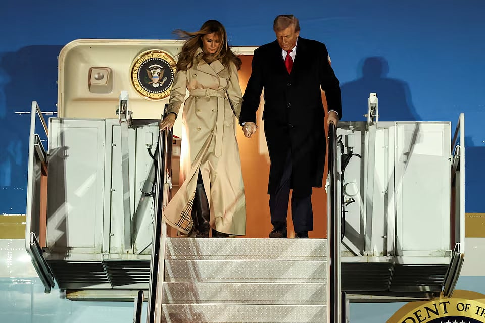 উড়োজাহাজ থেকে নামছেন যুক্তরাষ্ট্রের প্রেসিডেন্ট ডোনাল্ড ট্রাম্প ও ফার্স্ট লেডি মেলানিয়া ট্রাম্প। লন্ডনের স্ট্যানস্টেড বিমানবন্দরে, ১৬ সেপ্টেম্বর ২০২৫