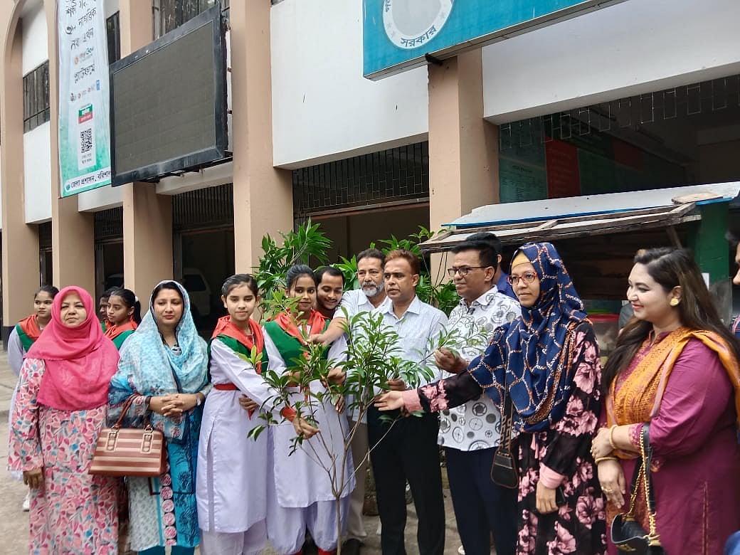 বরিশাল সরকারি শিশু পরিবারের শিক্ষার্থীদের হাতে চারা তুলে দিয়ে বৃক্ষরোপণ কর্মসূচির উদ্বোধন করেন জেলা প্রশাসক মোহাম্মদ দেলোয়ার হোসেন। আজ দুপুরে জেলা প্রশাসক কার্যালয়ের সামনে