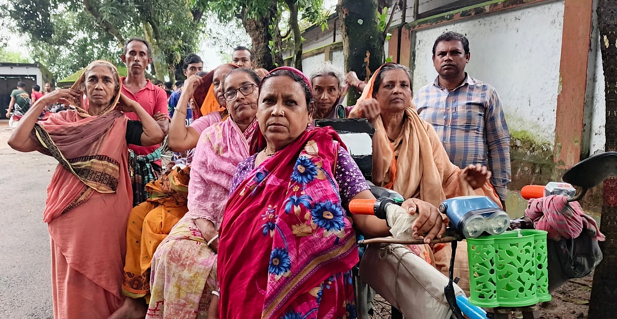 চাঁদাবাজি ও মারধরের ঘটনায় তাঁতী দলের এক নেতার গ্রেপ্তার ও বিচারের দাবিতে থানা প্রাঙ্গণে গ্রামবাসীর অবস্থান। মঙ্গলবার দুপুর রাজশাহীর বাগমারা থানা প্রাঙ্গণে