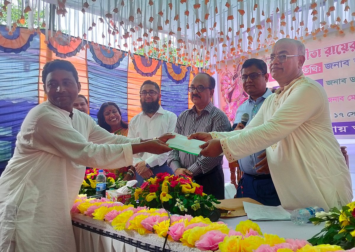 শারদীয় দুর্গোৎসব উপলক্ষে মানিকগঞ্জের সিঙ্গাইর উপজেলায় ৭৭টি পূজামণ্ডপে আর্থিক সহায়তা বিতরণ কার্যক্রম। আজ বুধবার দুপুরে সিঙ্গাইর পৌর এলাকার আঙ্গারিয়া এলাকায়