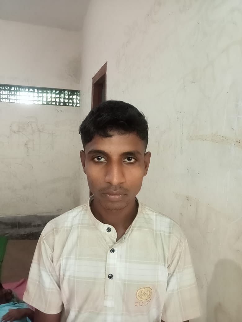 গ্রেপ্তারের পর রাজশাহীর বাগমারা তাঁতী দলের নেতা নবাব হোসেন। আজ বুধবার