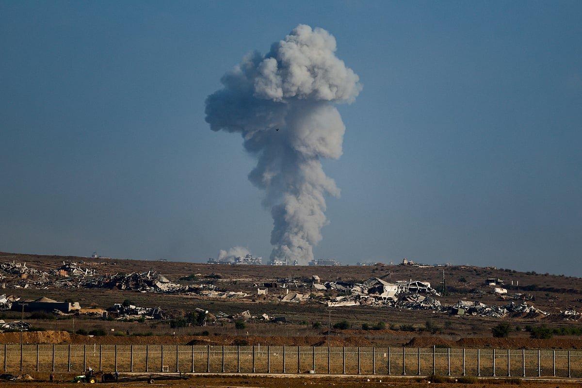 ইসরায়েলের বোমা হামলার পর ধোঁয়ার কুণ্ডলী। আজ বুধবার গাজায়