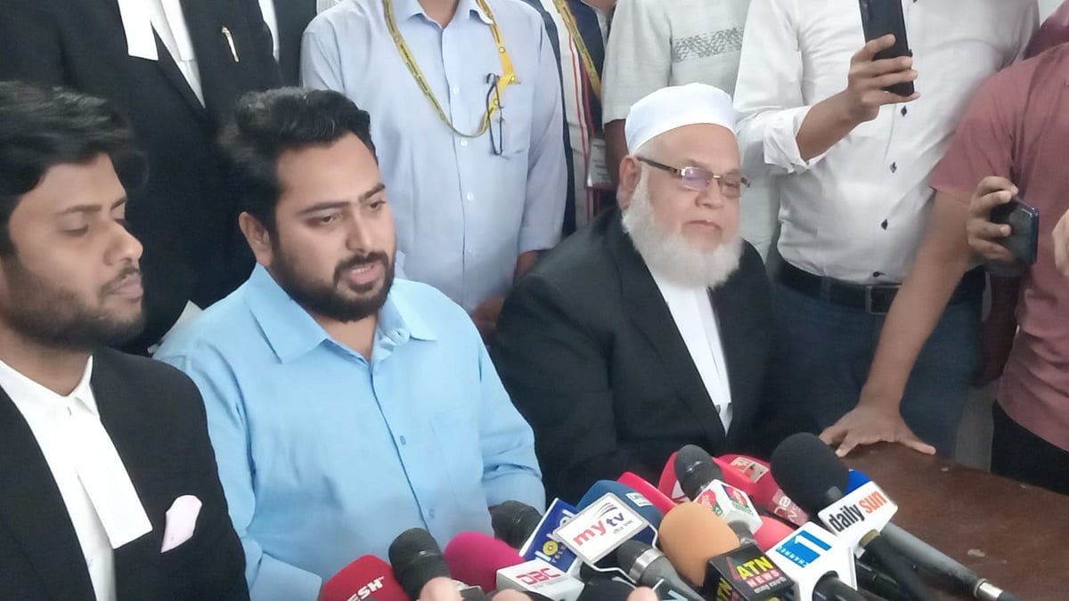 আন্তর্জাতিক অপরাধ ট্রাইব্যুনাল প্রাঙ্গণে সাংবাদিকদের সঙ্গে কথা বলেন নাহিদ ইসলাম