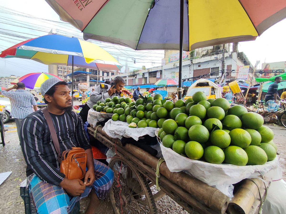 কারওয়ানবাজারে ভ্যানে মাল্টা নিয়ে বসেছেন বিক্রেতা। এসব মাল্টা কেজিপ্রতি ৮০ টাকায় বিক্রি হচ্ছে