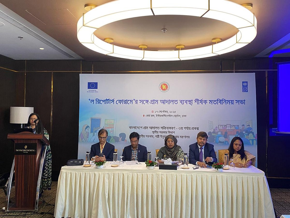 ল রিপোর্টার্স ফোরামের সঙ্গে গ্রাম আদালত ব্যবস্থা শীর্ষক মতবিনিময় সভায় অতিথিরা সচেতনতার ওপর জোর দেন