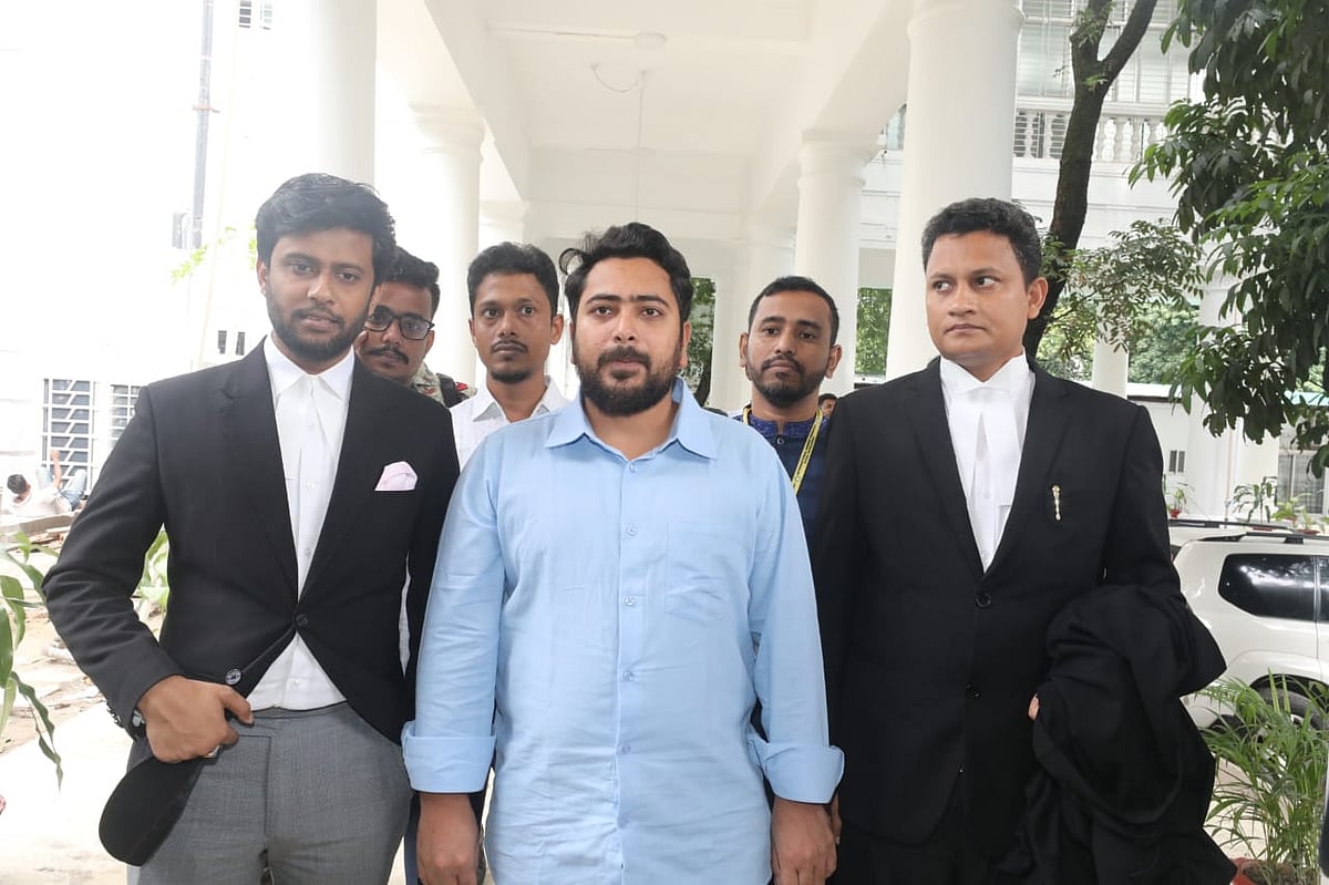 আন্তর্জাতিক অপরাধ ট্রাইব্যুনালে এসেছেন জাতীয় নাগরিক পার্টির (এনসিপি) আহ্বায়ক নাহিদ ইসলাম। আজ বুধবার বেলা দেড়টার দিকে