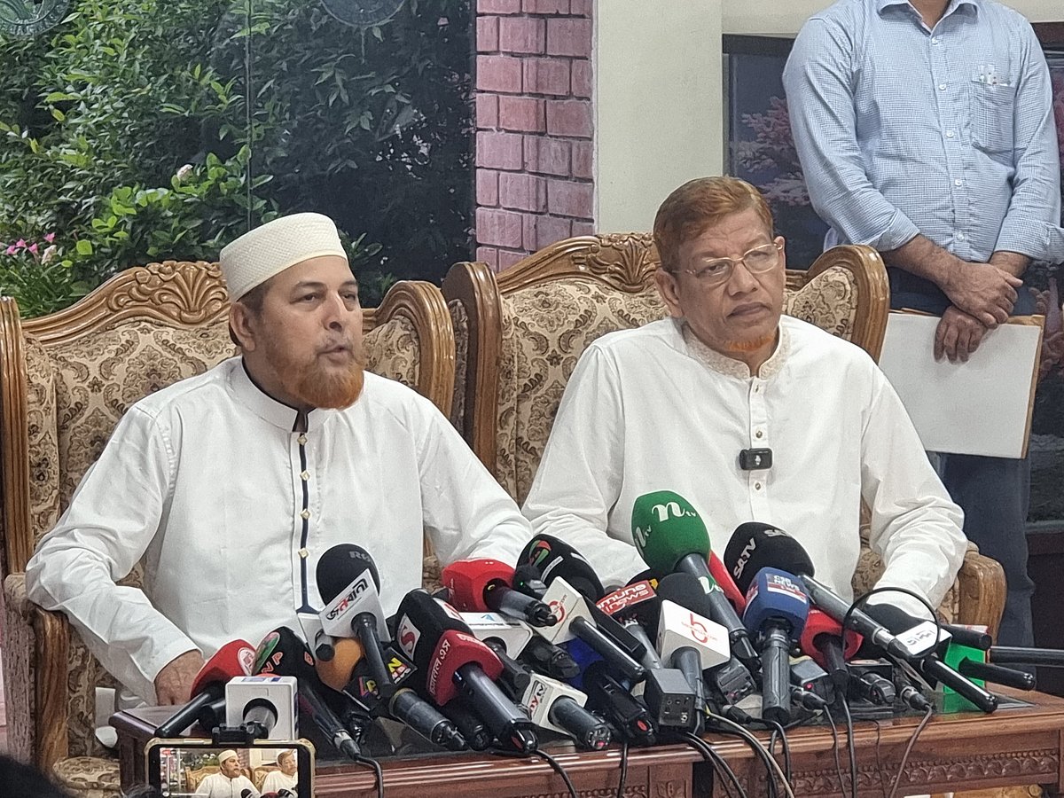 জাতীয় ঐকমত্য কমিশনের সঙ্গে জুলাই সনদের বাস্তবায়ন প্রক্রিয়া নিয়ে তৃতীয় দিনের আলোচনা শেষে সাংবাদিকদের সঙ্গে কথা বলেন জামায়াতের সহকারী সেক্রেটারি জেনারেল রফিকুল ইসলাম খান (বায়ে)। পাশে আরেক নেতা হামিদুর রহমান আযাদ। ঢাকা, ১৭ সেপ্টেম্বর