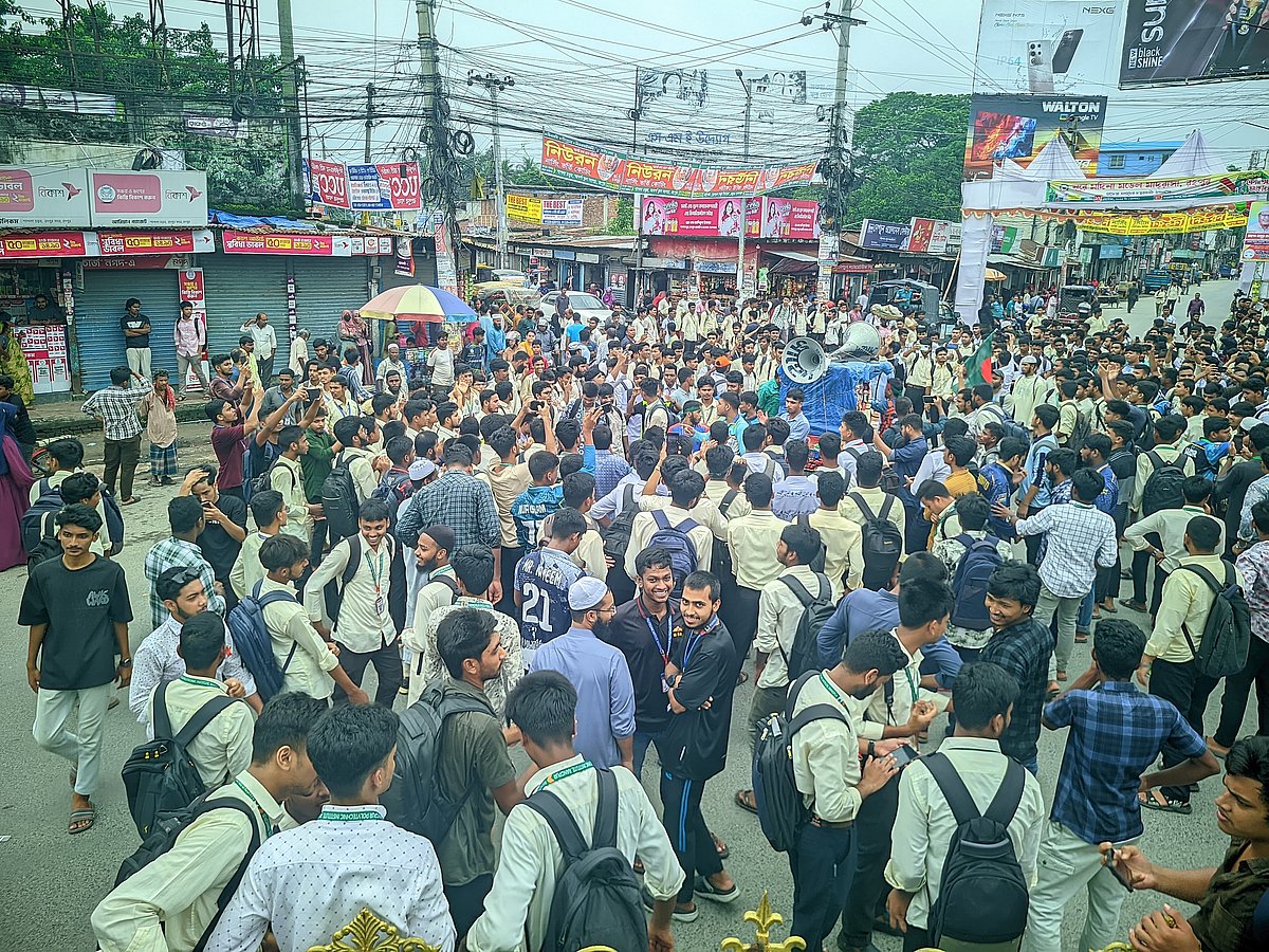 রংপুরে কারিগরি শিক্ষার্থীদের সড়ক অবরোধ। বুধবার দুপুরে নগরের শাপলা চত্বর এলাকায়