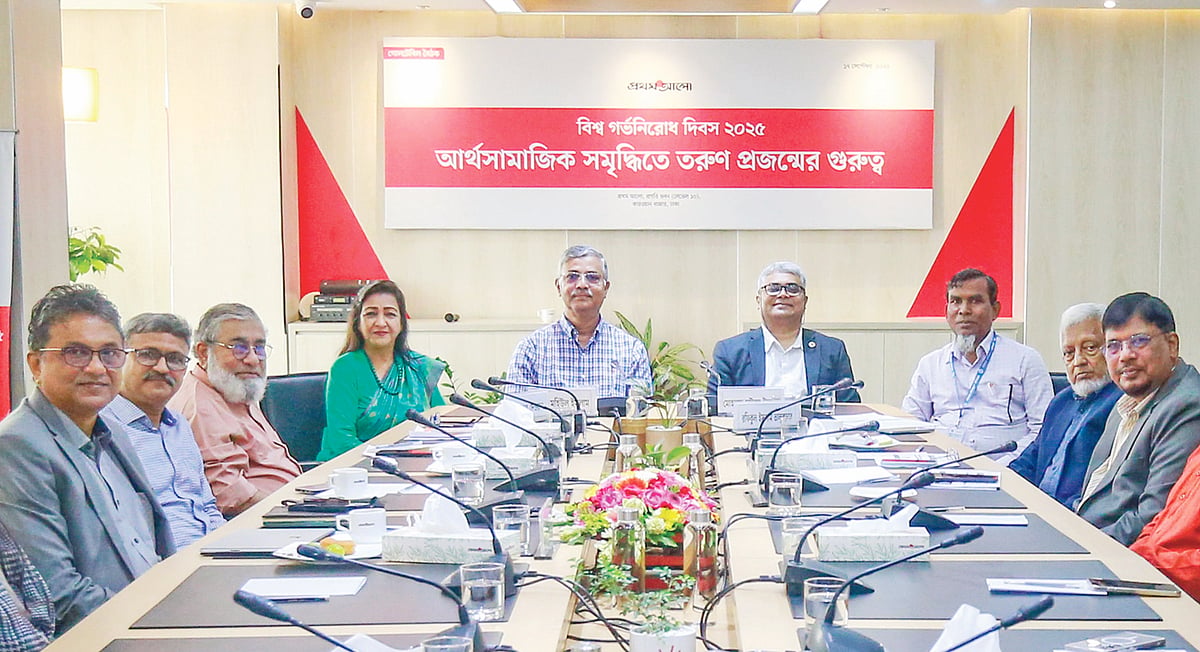 ‘বিশ্ব জন্মনিরোধ দিবস: প্রজননস্বাস্থ্যের উন্নয়ন ও তরুণদের ক্ষমতায়ন’ শীর্ষক এ গোলটেবিল বৈঠকে আলোচকেরা। গতকাল রাজধানীর কারওয়ান বাজারে প্রথম আলো কার্যালয়ে