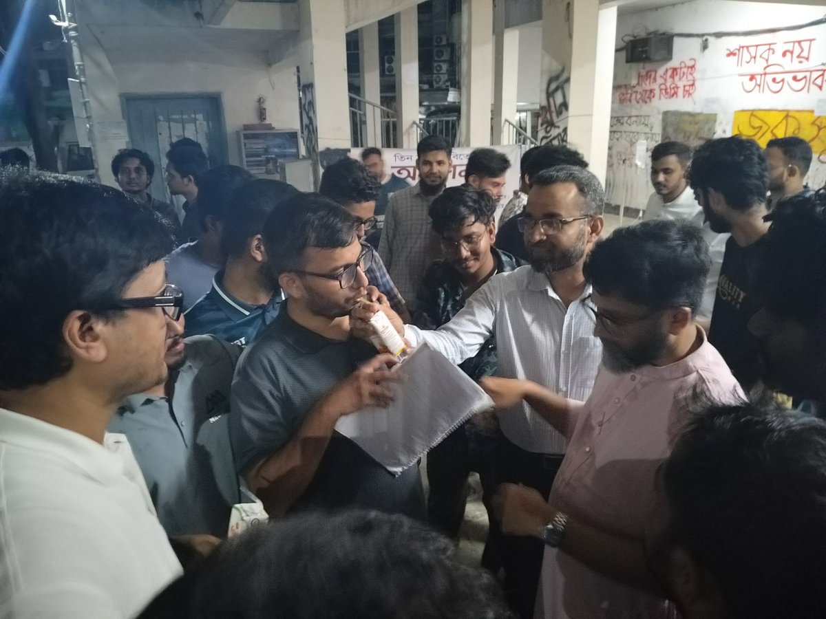 জগন্নাথ বিশ্ববিদ্যালয়ে আন্দোলনরত শিক্ষার্থীদের ফলের রস পান করিয়ে অনশন ভাঙানো হয়, গতকাল বুধবার রাত ১০টায়, বিশ্ববিদ্যালয় ক্যাম্পাসে