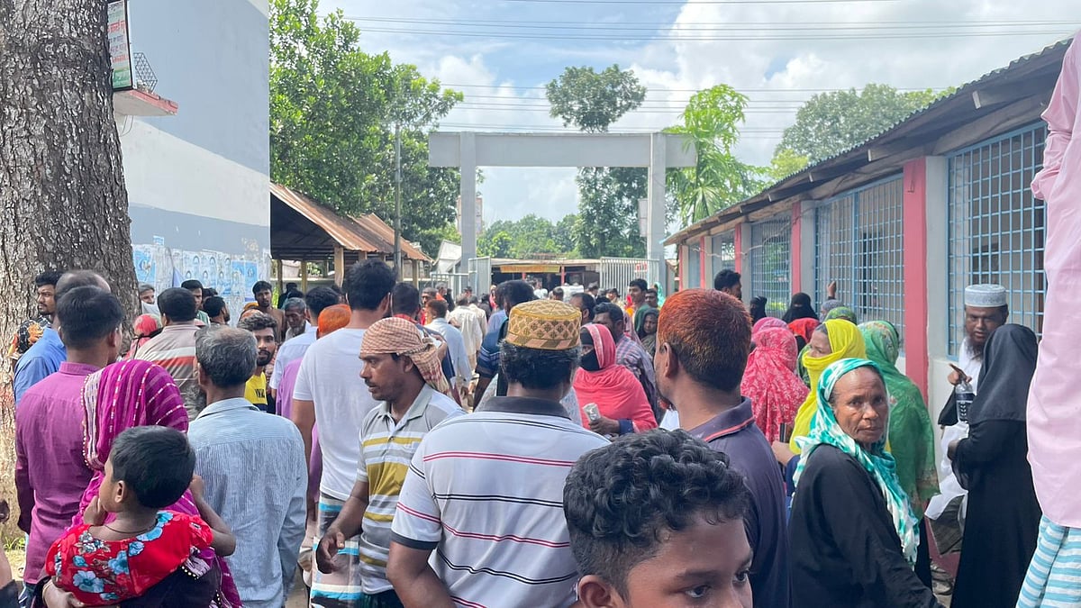 ১০ টাকায় ইলিশ বিক্রির ঘোষণা শুনে ভিড় জমান আশপাশের দুই সহস্রাধিক বাসিন্দা। বুধবার বেলা ১১টার দিকে ফরিদপুরের সদপুর উপজেলার বিশ্ব জাকের মঞ্জিল উচ্চবিদ্যালয়ের প্রাঙ্গণে