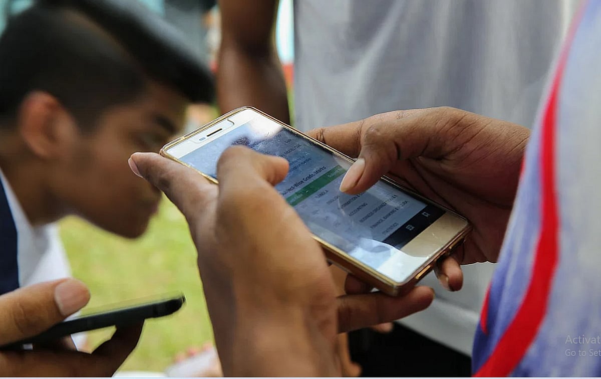 ‘ইন্টারঅ্যাকটিভ’ মাধ্যম ব্যবহার করে মানুষ নিজেই খবর তৈরি করছে, ছড়াচ্ছে, আন্দোলন করছে—এমনকি সরকারের পতনও ঘটাচ্ছে।