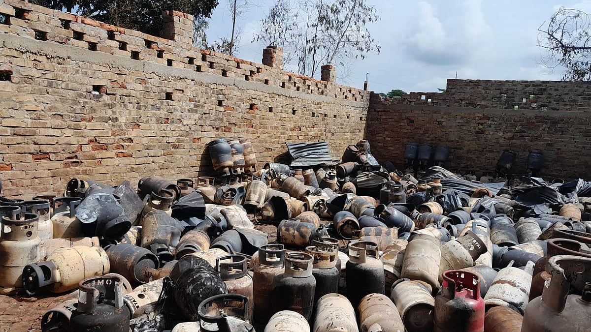 আগুনে ক্ষতিগ্রস্ত গুদাম। আজ সকালে তোলা